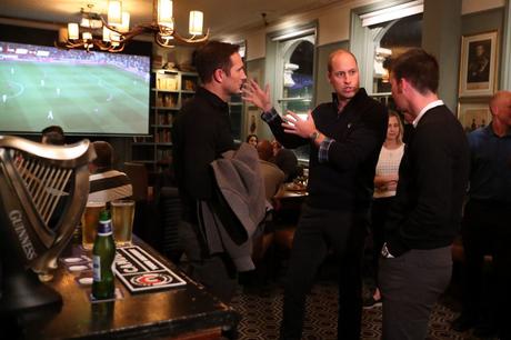 Le prince William, duc de Cambridge, discute de la santé mentale avec des fans de football et du directeur de Chelsea, Frank Lampard, dans le cadre de la campagne Heads Up dans un pub londonien lors du match Angleterre vs République tchèque du 11 octobre 2019.