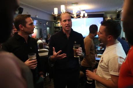 Le prince William, duc de Cambridge, discute de la santé mentale avec des fans de football et du directeur de Chelsea, Frank Lampard, dans le cadre de la campagne Heads Up dans un pub londonien lors du match Angleterre vs République tchèque du 11 octobre 2019.