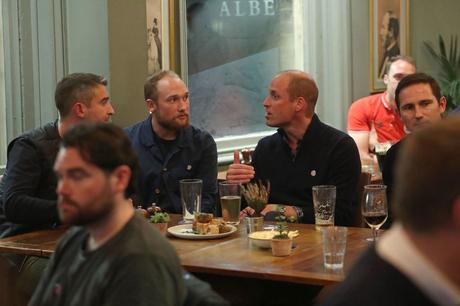 Le prince William, duc de Cambridge, discute de la santé mentale avec des fans de football et du directeur de Chelsea, Frank Lampard, dans le cadre de la campagne Heads Up dans un pub londonien lors du match Angleterre vs République tchèque du 11 octobre 2019.