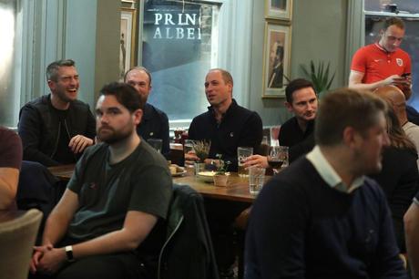 Le prince William, duc de Cambridge, discute de la santé mentale avec des fans de football et du directeur de Chelsea, Frank Lampard, dans le cadre de la campagne Heads Up dans un pub londonien lors du match Angleterre vs République tchèque du 11 octobre 2019.