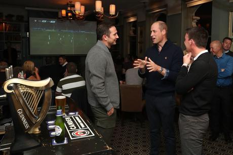 Le prince William, duc de Cambridge, discute de la santé mentale avec des fans de football et du directeur de Chelsea, Frank Lampard, dans le cadre de la campagne Heads Up dans un pub londonien lors du match Angleterre vs République tchèque du 11 octobre 2019.