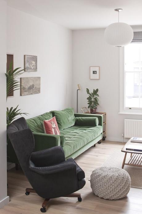 salon canapé vert fauteuil noir séjour design spacieux et lumineux - blog déco - clemaroundthecorner