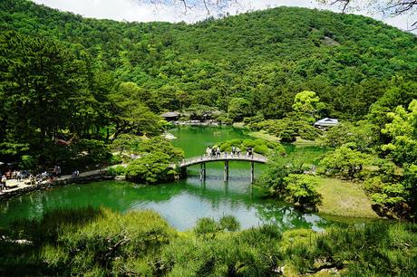 Vue du jardin Ritsurin à Takamasu avec son pont