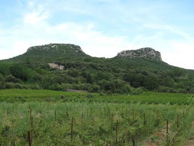 Entre deux dents de rocher