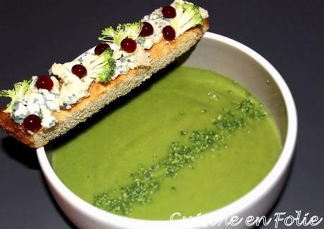 Velouté de brocoli, tartine bleu de causses et perles ail noir