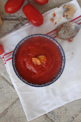 Soupe tomate gingembre Cuillère et saladier : Soupe tomate gingembre