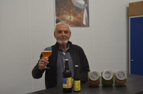 Bernard Pujolas, après le lancement de la brasserie La Baroudeuse, ouvre un pub-bar près de La Réole (Gironde). 