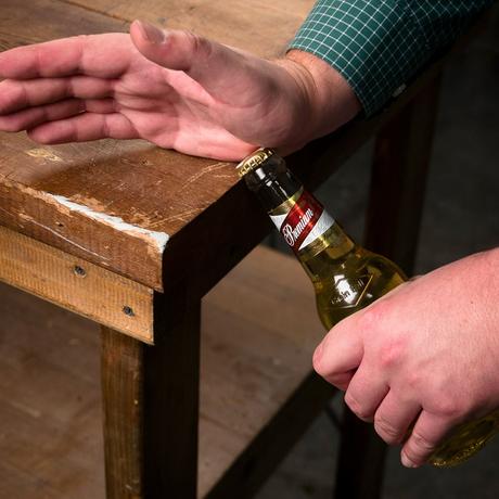 ouvrir une bière avec un bord de table