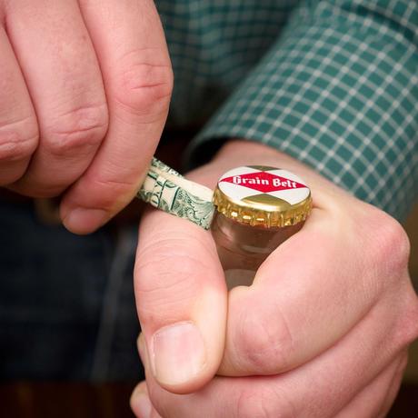 Ouvrir une bière avec un ticket