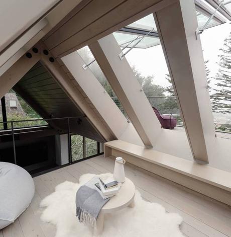 chalet villa à San Francisco coin détente toit triangle parquet en bois tapis fourrure blanche clem around the corner