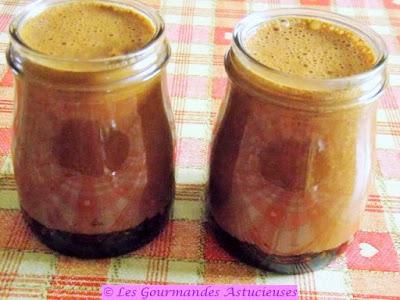 Crèmes au chocolat surprises sur lit de caramel crémeux (Vegan)