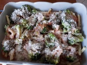 Gratin de Macaroni au Poulet et aux Brocolis J'ai ajouyeé quelques copeux de parmesan en fin de cuisson.