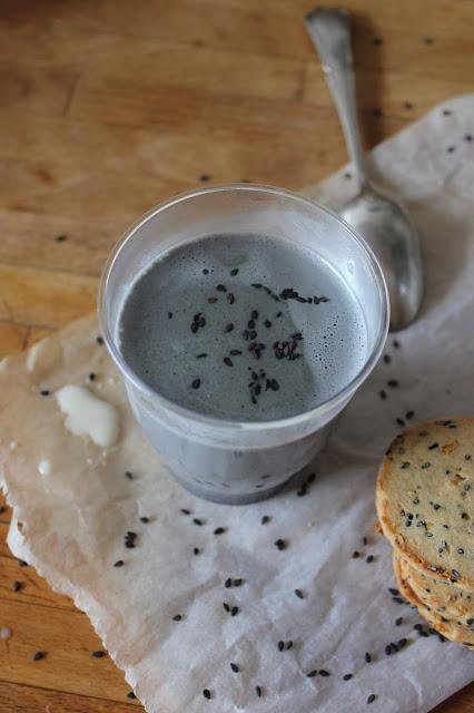 Cuillère et saladier : Latte au sésame noir