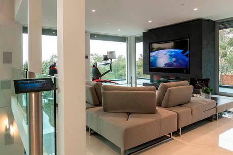 Une maison futuriste de 1000 m2 pilotée entièrement en Elan Home Systems