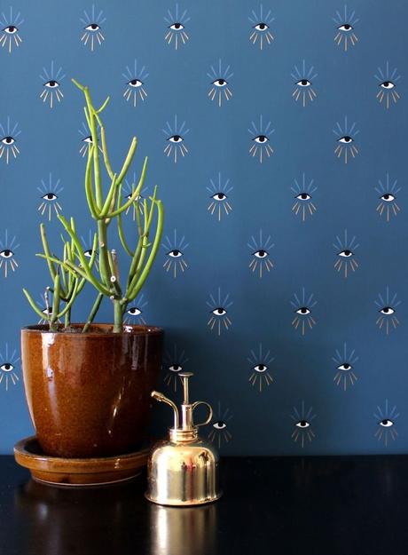 papier peint bleu foncé mur salon chambre lampadaire bois blog décoration intérieure