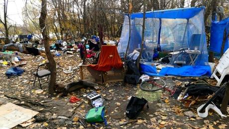 Les déchets sont sur le terrain dans un camp de sans abris. 