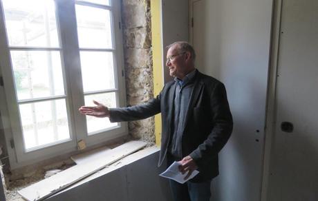 Info bière – Fleury-en-Bière: cette maison rurale rénovée doit attirer les écoliers
– Mousse de bière Fleury-en-Bière, le 25 octobre 2019. Le premier adjoint au maire, Alain Richard, montre l'épaisseur des murs et l'isolation au béton de chanvre. LP / Sophie Bordier