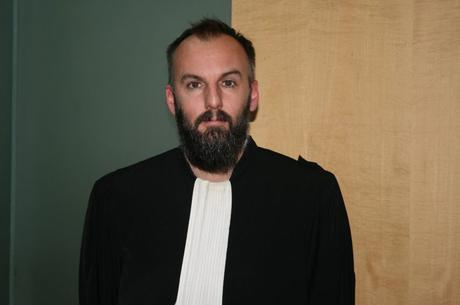 L'avocat de la défense Maximilian Claude a exigé une obligation de soins de son client