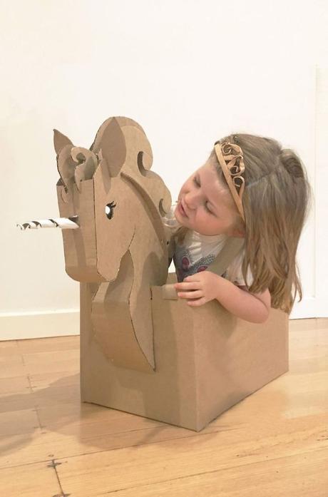 Halloween: elle fabrique des déguisements en carton pour ses enfants