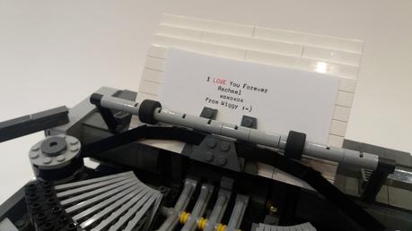 Il crée une machine à écrire LEGO grandeur nature