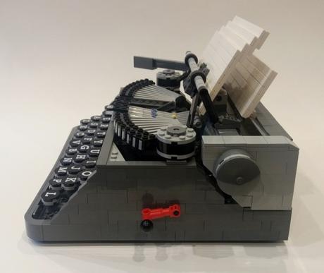 Il crée une machine à écrire LEGO grandeur nature