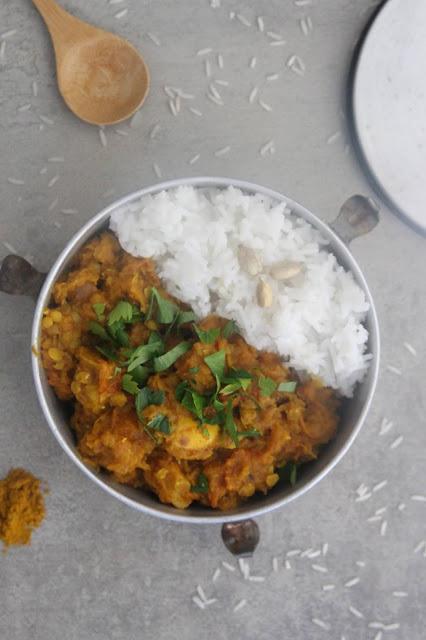 Dahl de lentilles corail à la courge et au coing, riz infusé coco-cardamome