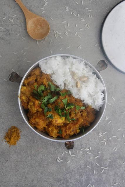 Dahl de lentilles corail à la courge et au coing, riz infusé coco-cardamome