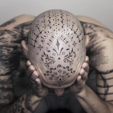 Ses tatouages s’animent avec l’effet holographique