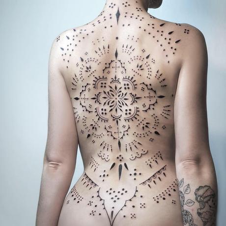 Ses tatouages s’animent avec l’effet holographique