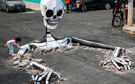 Mexique : un squelette sort de terre pour la Fête des Morts