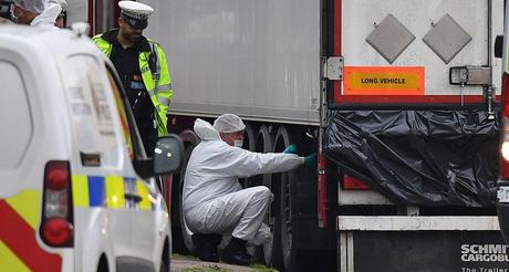 Douze clandestins découverts vivants dans un camion frigorifique en Belgique