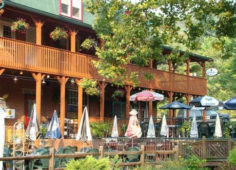 L'image contient peut-être: arbre, plante, maison et extérieur