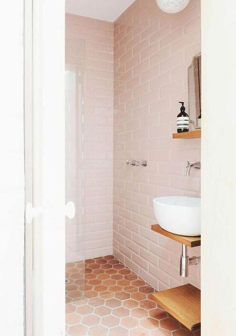 rose blush salle de bain mur brique sol terracotta - blog déco - clem around the corner