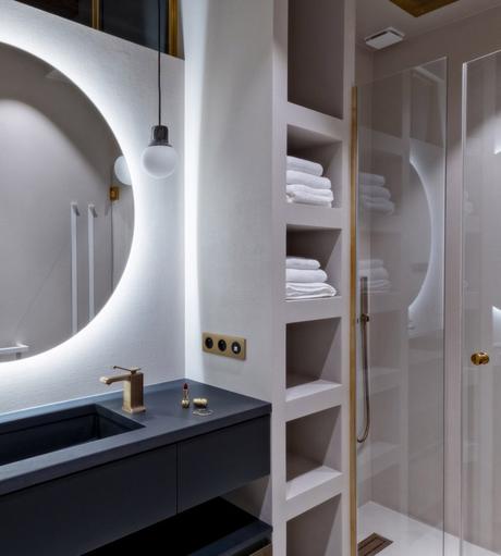déco en bois salle de bain blanche moderne miroir rond led - blog déco - clem around the corner