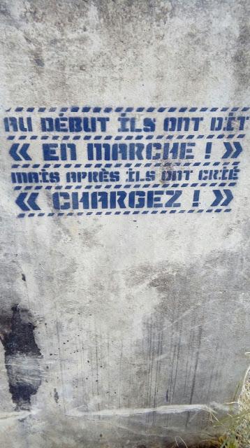 comme un bras de côté