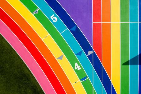 Une piste d’athlétisme aux couleurs du Rainbow Flag signée Nike