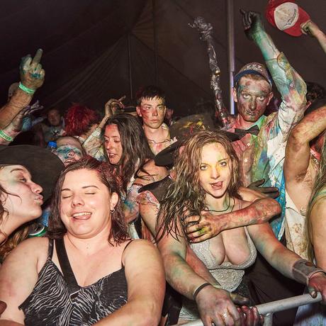 Info bière – Le chaos ambiant sur les bals chantants australiens documenté par Ingvar Kenne

 – Malt