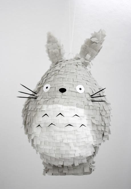 DIY piñata facile à faire : la technique et 10 idées pour aller plus loin diy piñata facile à faire décoration idée totoro gris blanc noir - blog déco - clem around the corner