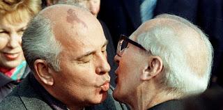 Berlin, le mur, 30 ans. En attendant, la RDA fête son 40 ème anniversaire.