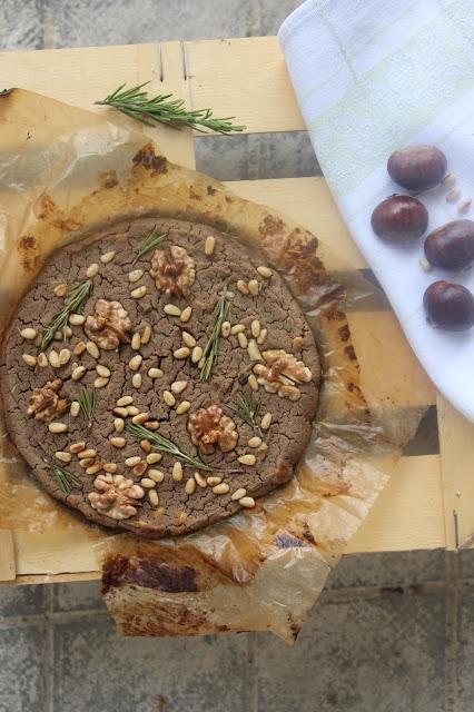 Cuillère et saladier : Castagnaccio (gâteau à la farine de châtaigne) - vegan