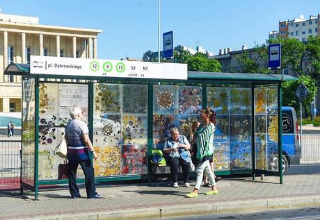Elle transforme une station de tramway en musée floral