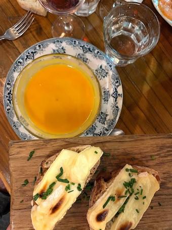 Velouté de potiron aux châtaignes, tartines de reblochon © Olivia Goldman