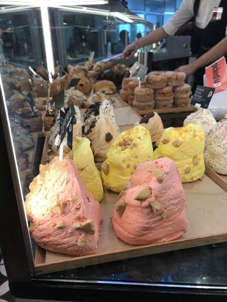 Pays Etranger - Singapour -Quelques bonnes choses en vitrine