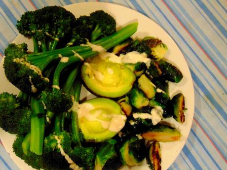 Légumes verts; avocat, brocoli, chou de bruxelles et sauce tahini