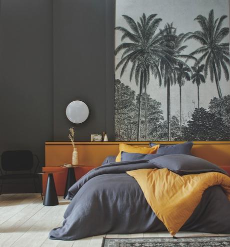 chambre grise jaune moutarde papier peint noir blanc palmier soubassement bicolore appartement paris