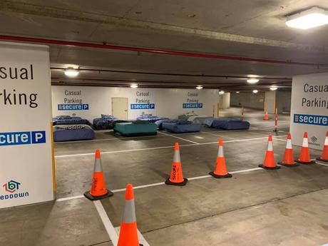Des parkings transformés en refuges pour sans-abri la nuit