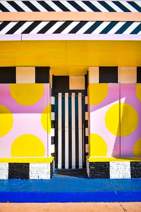 Camille Walala transforme une station-service désaffectée en un monument coloré
