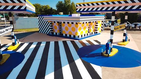 Camille Walala transforme une station-service désaffectée en un monument coloré