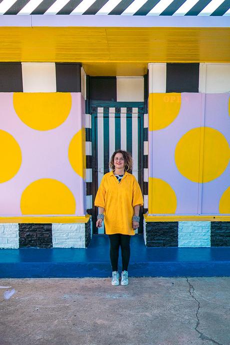 Camille Walala transforme une station-service désaffectée en un monument coloré