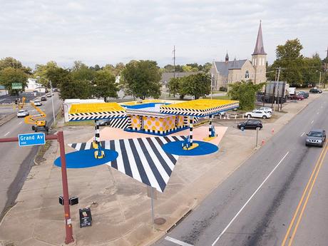 Camille Walala transforme une station-service désaffectée en un monument coloré